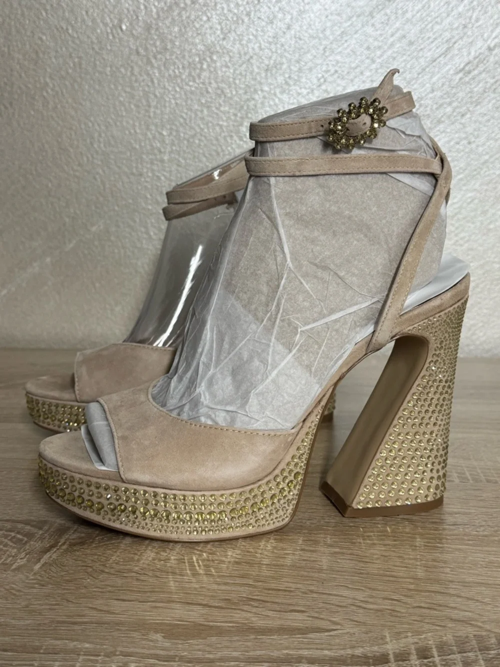 Vince Camuto Inna 9M Platform Jewel Embellishment Sandal Champagne Suede
